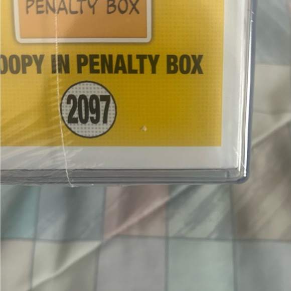 Peanuts Snoopy in Penalty Box Limited Edition 5,000 pieces Funko Pop - Picture 4 of 9